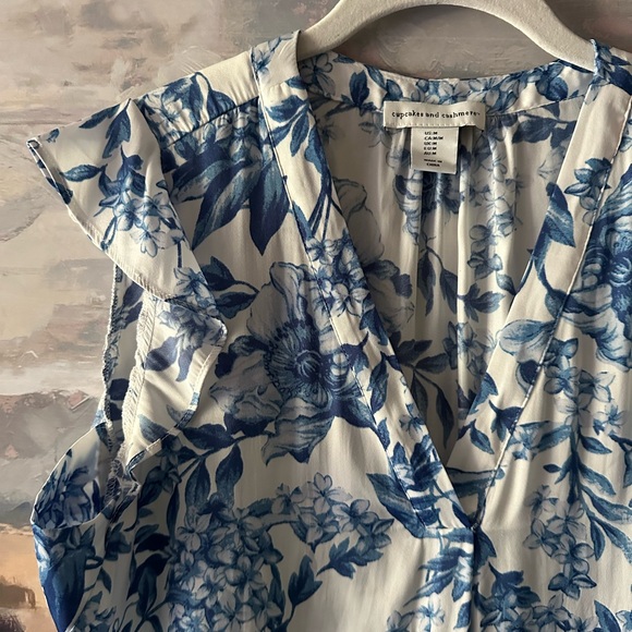 Cupcakes & Cashmere Blue and White Floral Blouse - Picture 5 of 5